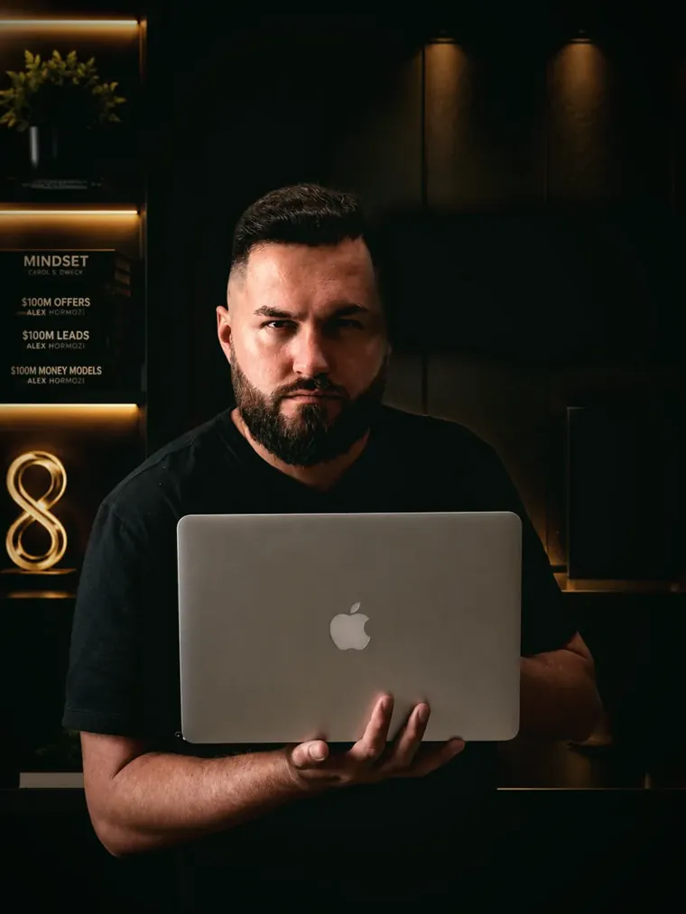 Pablito Ads com o notebook aberto