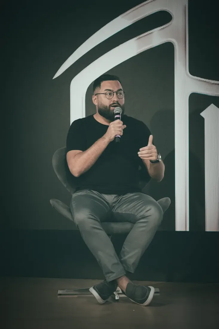 Pablito Ads falando ao microfone em uma aula ao vivo