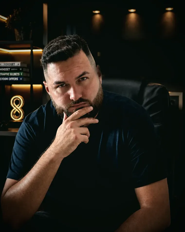 Pablito Ads pensativo, analisando uma estratégia